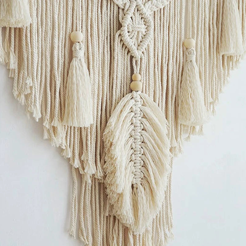 Grand macramé mural avec pompoms et plume