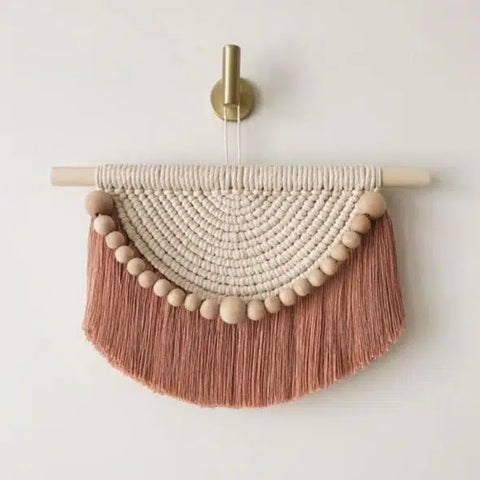 macrame-mural-avec-perles-ocre