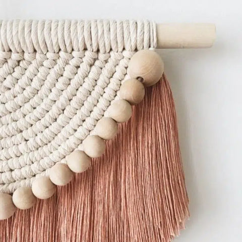 macrame-mural-perles-ocre-devant